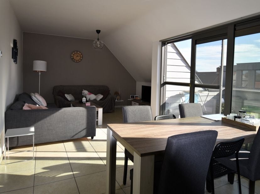 UIT DE HAND TE KOOP / GEEN MAKELAAR:&lt;br /&gt;
Een gezellig dakappartement in het centrum van Stekene met lift, zonnig terras, carport en fietsenberging!&lt;